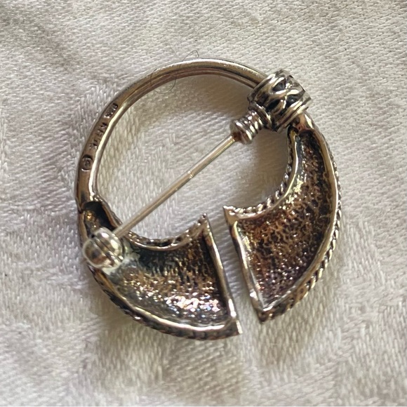 Penannular Irish Brooch - Picture 7 of 8